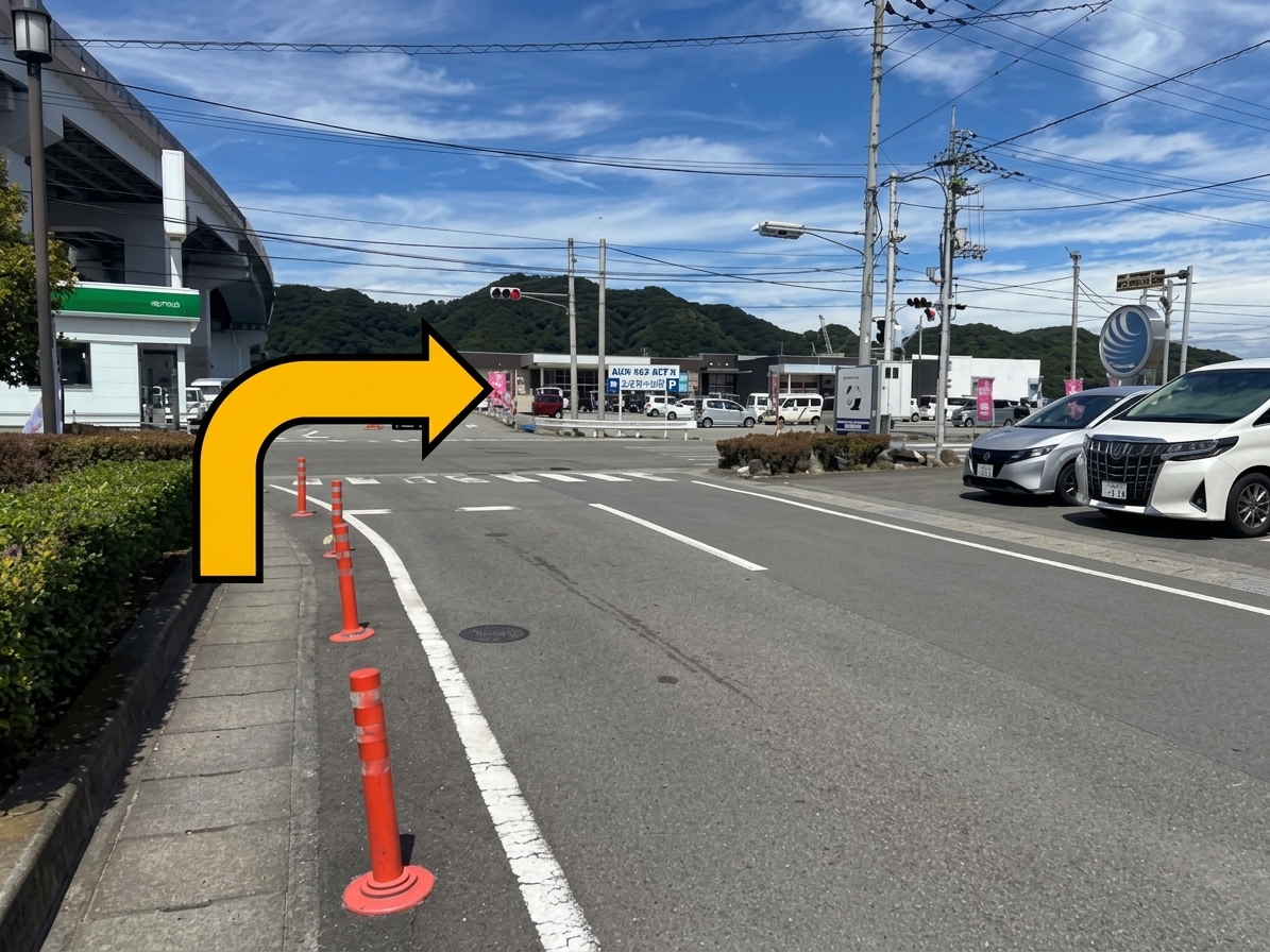 一つ目の信号がある交差点。黄色い矢印が右方向へ曲がる進路を示している