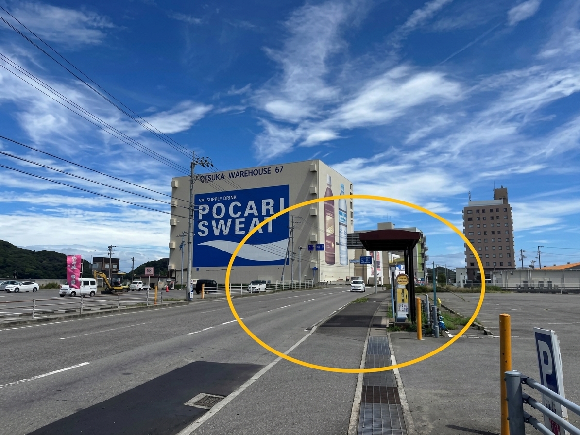 直進した先の道路。黄色い丸で囲まれた位置にバス停の待合所が見える