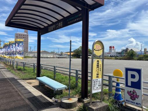 「高速鳴門バス停前」の待合所とバス停標識